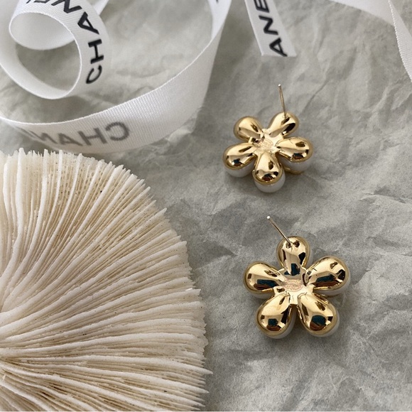 CHANEL White Pearl and Gold Flower Earrings - Picture 4 of 7
